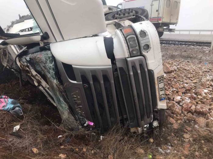 Devrilen Tırın Sürücüsü Yaralandı