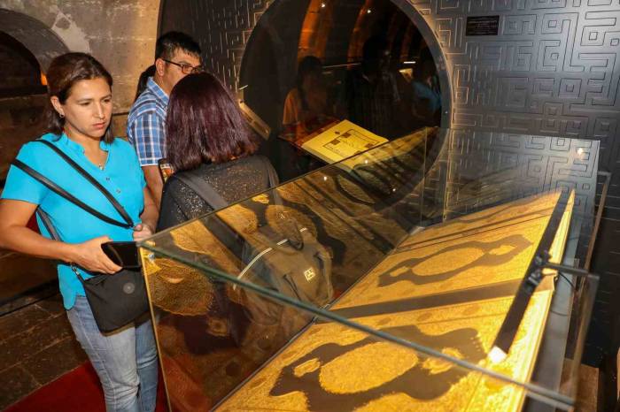 Talas’ın Tıpkıbasım Kur’an Sergisi’ne Yoğun İlgi