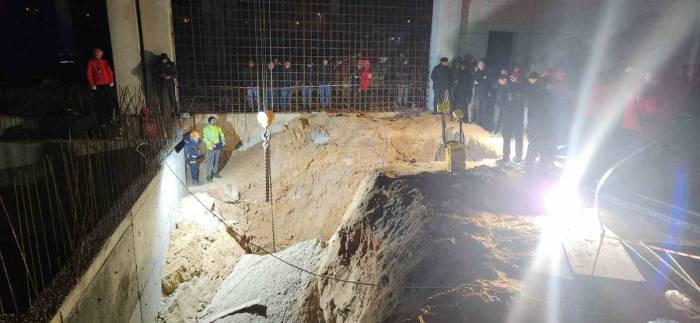 Toprak Altında Kalan İşçiler İçin Umutlu Bekleyiş