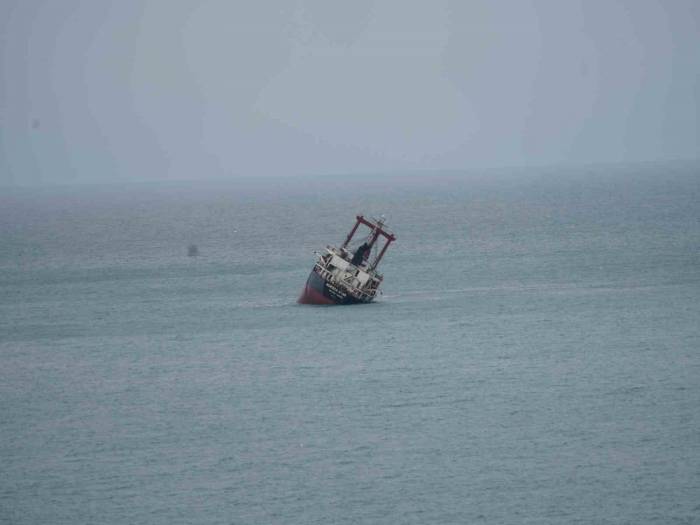 Yan Yatarak Kastamonu’da Kıyıya Vuran Yük Gemisi Batma Tehlikesi Yaşıyor