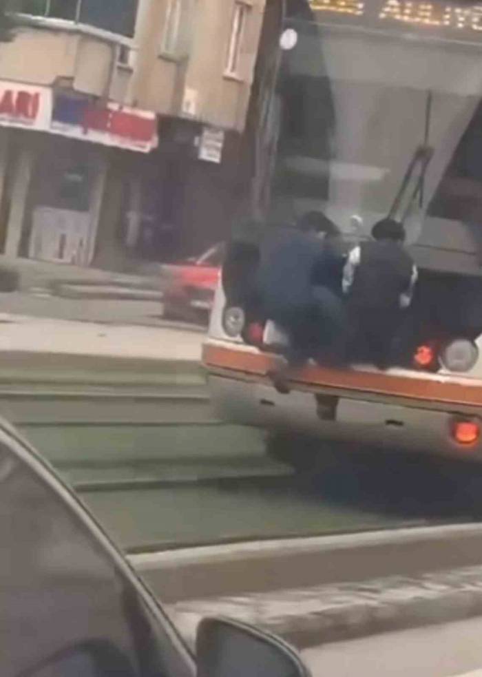 Gaziantep’te Tramvayın Arkasına Tutunan İki Çocuk Canlarını Hiçe Saydı