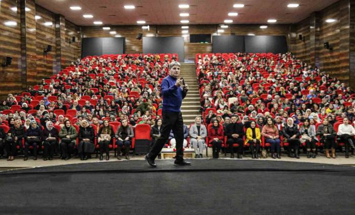 Yazar Canten Kaya Van’da Söyleşi Gerçekleştirdi