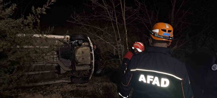 Otomobil Şarampole Devrildi