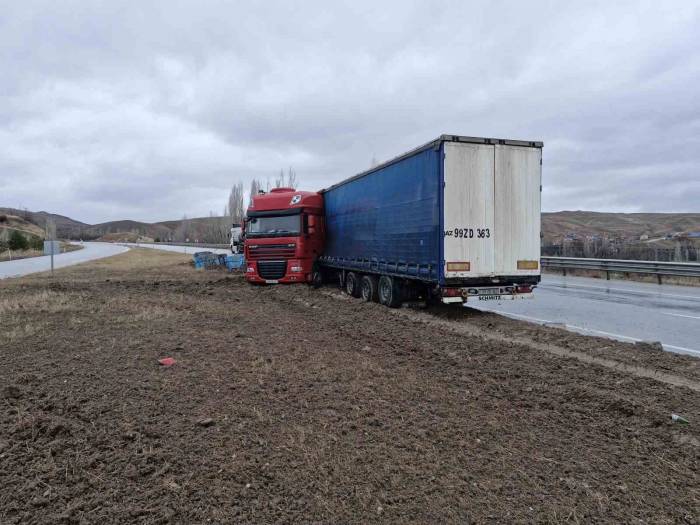 Çorum’da Çelik Halat Yüklü Tır Orta Refüje Çıktı