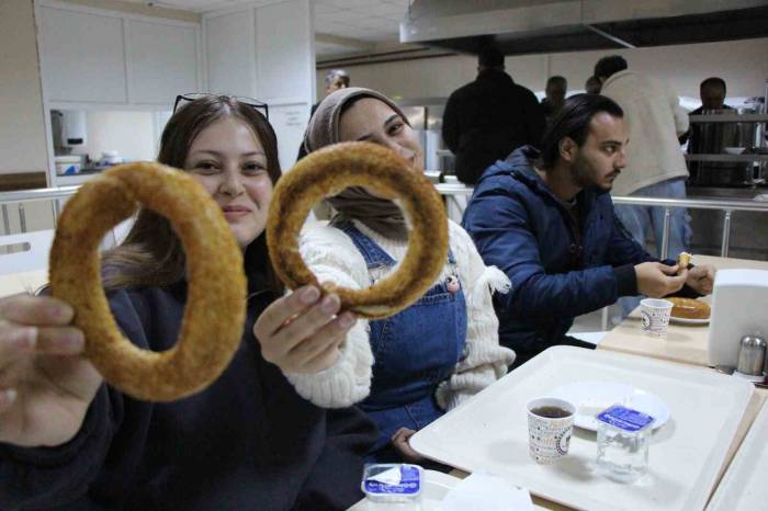 Amasya Üniversitesi’nden Sınavlara Çalışan Öğrencilere Çay-simit