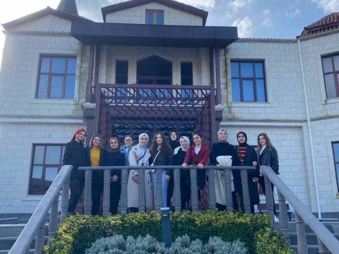 Yurtta Kalan Öğrenciler Adnan Menderes Müzesi’ni Gezerek Stres Attı