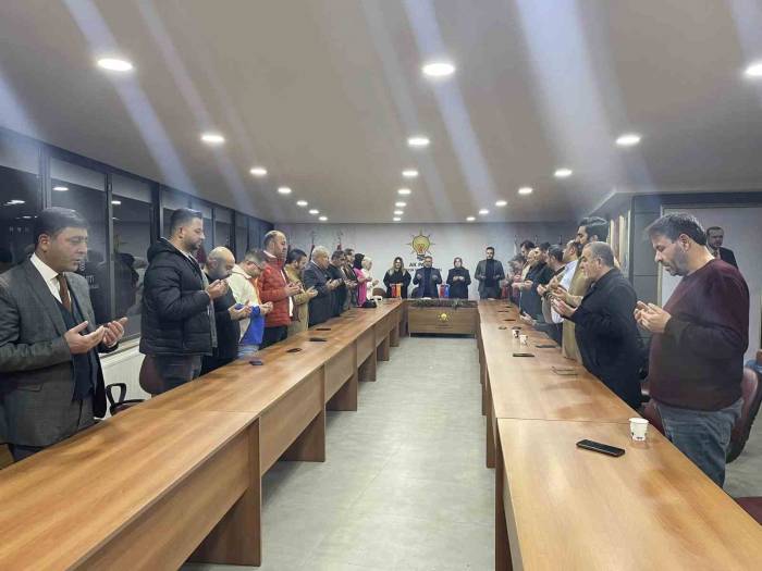 Ak Parti, Toplantı Öncesi Şehitleri Unutmadı