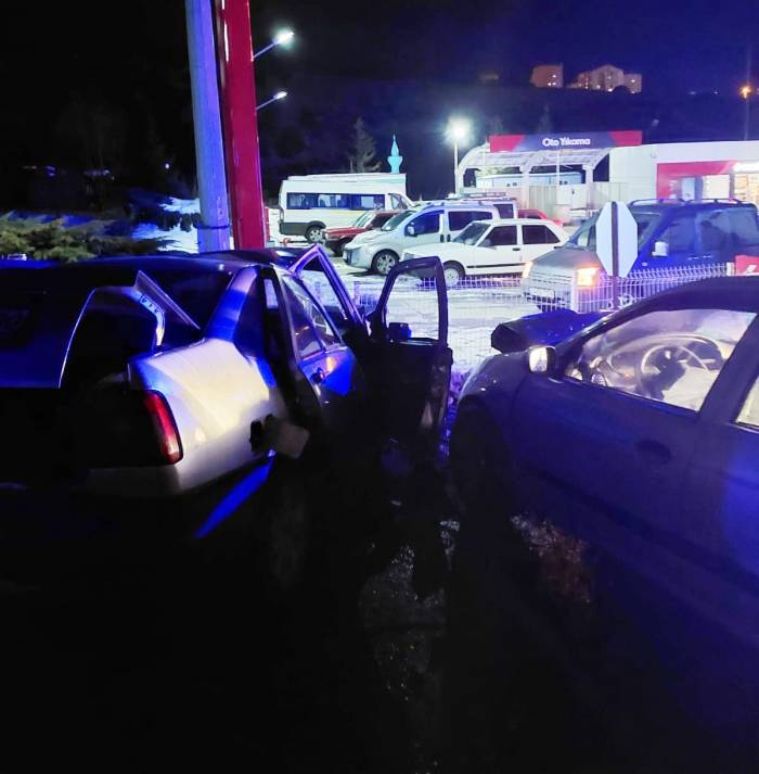İki Otomobil Çarpıştı, 7 Yaralı