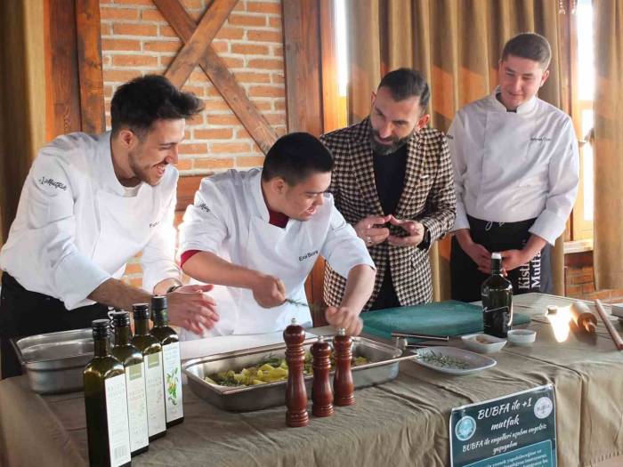Balıkesir’de Down Sendromlu Gençler Mutfağa Girdi Ve Yemek Yaptı