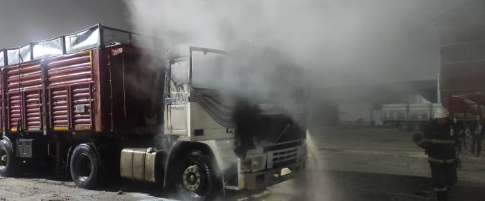 Şeker Fabrikasında Bekleyen Kamyon Alevlere Teslim Oldu