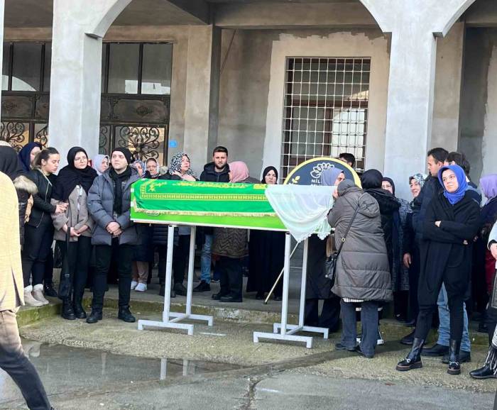 Lüks Rezidansın 10. Katından Düşerek Hayatını Kaybeden Genç Kadın Toprağa Verildi