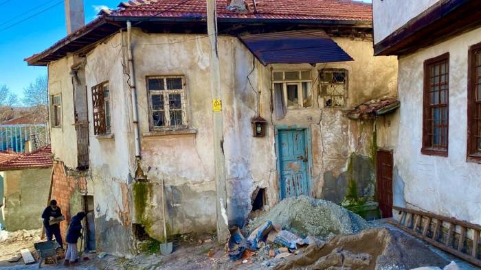 Unutulmaya Yüz Tutmuş Mahallelerdeki Metruk Binalar Tehlike Saçıyor