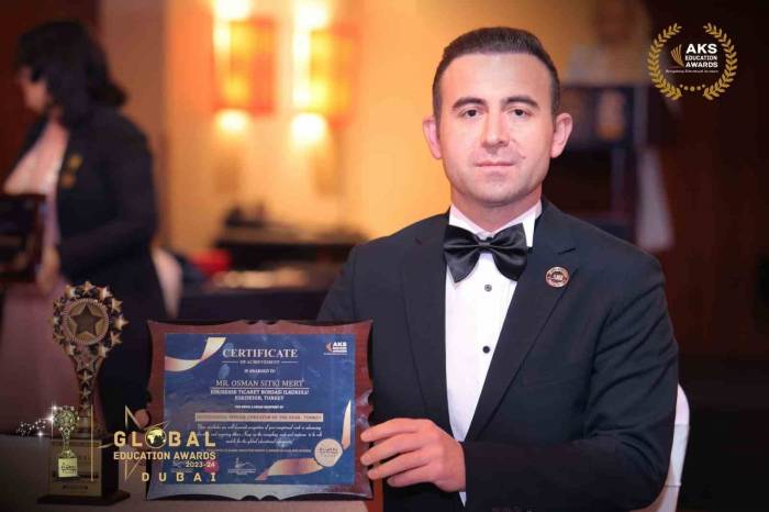 Türk Öğretmene Dubai’de Uluslararası Başarı Ödülü Verildi