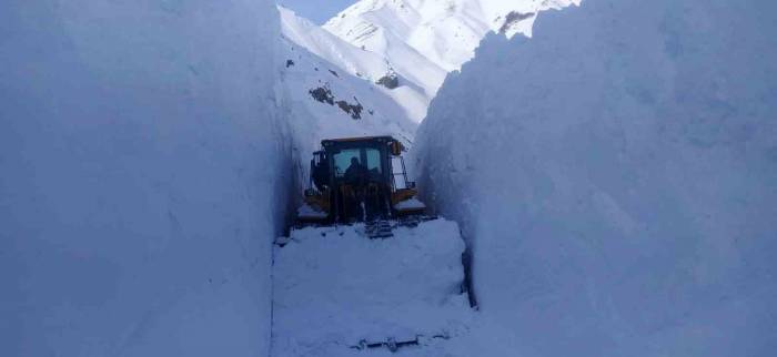 Hakkari’de 7 Metreyi Bulan Karda Yol Açma Çalışması