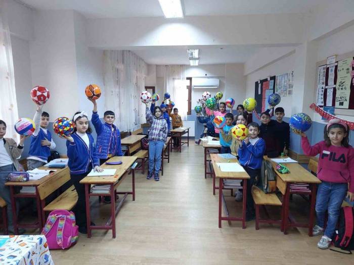 Depremzede Öğrencilere Karne Hediyesi Olarak 5 Bin 650 Top Dağıttı