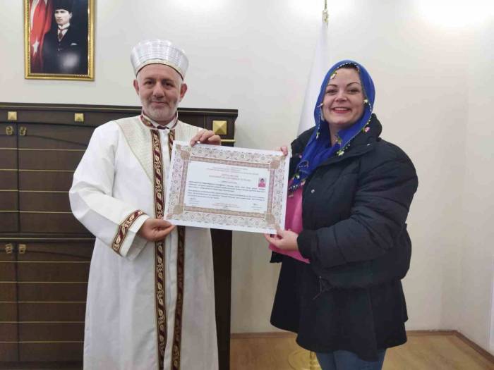 İslam Dininden Etkilenen Fransız Kadın, Ordu’da Müslüman Oldu