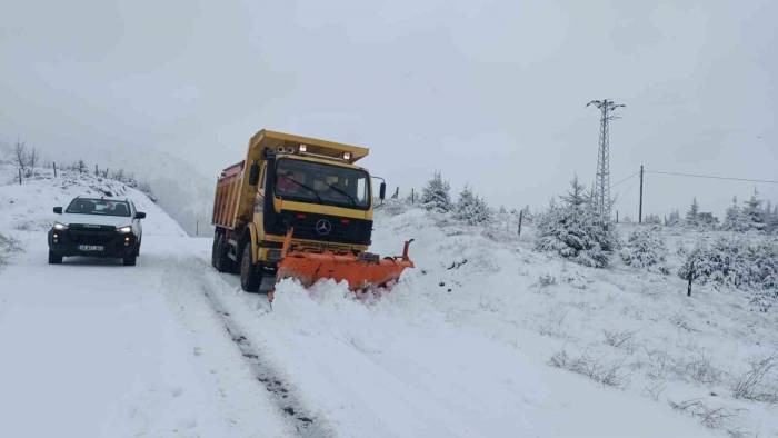 Zorlu Kış Şartlarında Küreme Uygulamaları Devam Ediyor