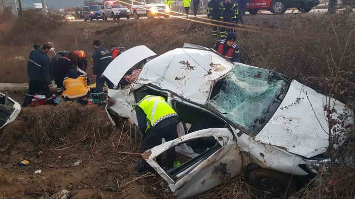 Otomobil Şarampole Uçtu: 1’i Çocuk 4 Yaralı