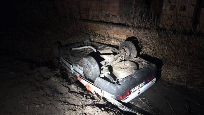 Köpeğe Çarpmamak İçin Manevra Yapan Tofaş Otomobil Sulama Kanalına Uçtu: 3 Yaralı