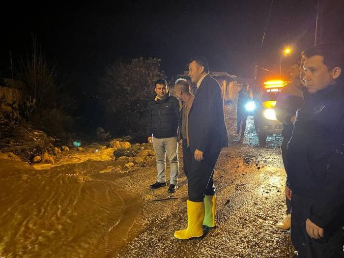 Kaş Belediyesi Ekipleri Etkili Olan Yağış Sonrası Sahaya İndi