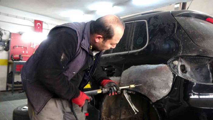 Kastamonu’da Buzlanma Sebebiyle Kaza Yapan Araçlar Oto Tamircilerde Yoğunluk Oluşturdu