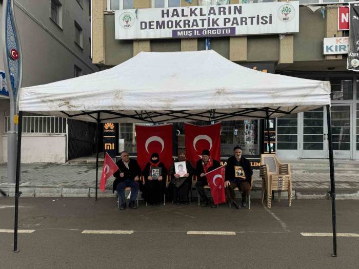 Muş’ta Hdp Önündeki Evlat Nöbeti Devam Ediyor