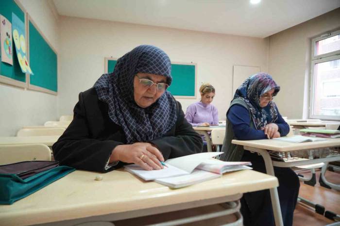 Yaşlarına Aldırmadılar, Okuma Yazma Öğrenmeye Başladılar