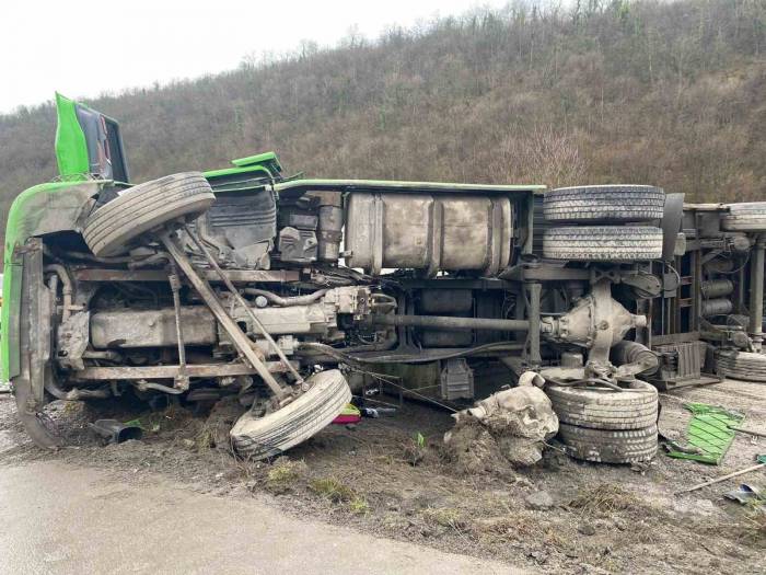 Tır Devrildi: 1 Yaralı