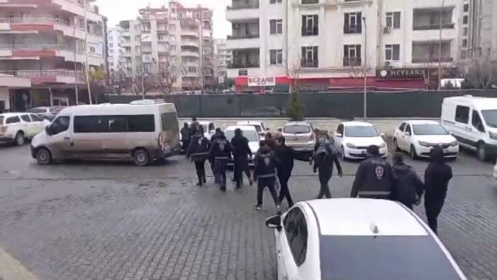 Şanlıurfa’da Canan Karatay’ı Dolandıran Şüphelinin De Aralarında Bulunduğu 47 Zanlı Yakalandı