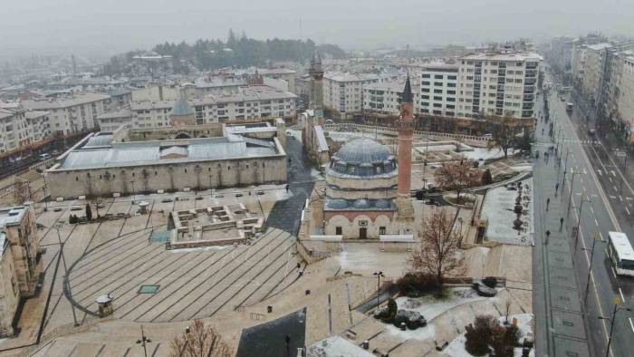 Sivas Kara Hasret Kaldı, Az Da Olsa Yağan Kar Güzel Görüntüler Oluşturdu