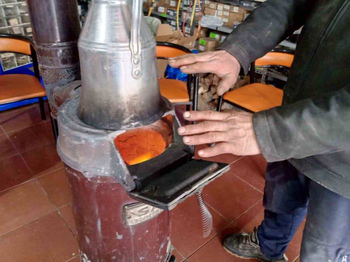 Soğuk Havalarda Soba Başında Isınma Molası Veriyorlar