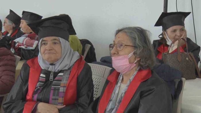 "Okumanın Yaşı Yok" Deyip Kepleri Fırlattılar