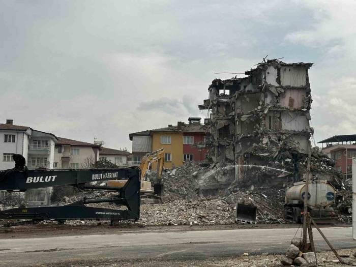 Malatya’da Ağır Hasarlı Binaların Yıkımları Sürüyor