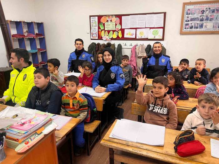 Öğrencilere Trafik Eğitimi Verildi