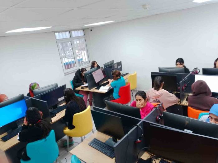 Kız Öğrencilere Bilişim Sınıfı Oluşturuldu