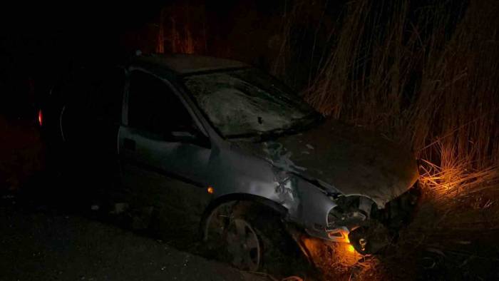 Kontrolden Çıkan Otomobil Şarampole Girip Tepeciğe Çarparak Durabildi