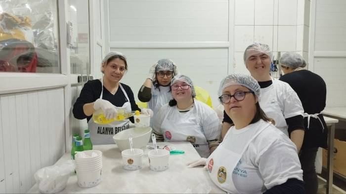 Engelli Bireyler Mutfakta Börek Açtı