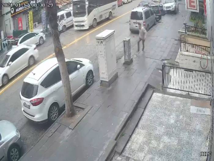 Aracın Altında Kalmaktan Son Anda Kurtuldu