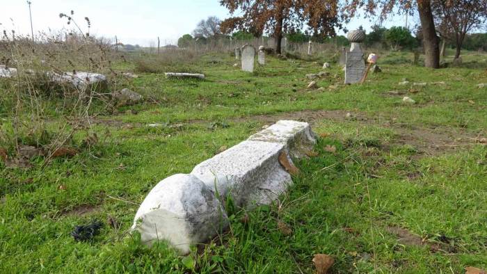 Çanakkale’de Tarihi Mezarlık Harabeye Döndü