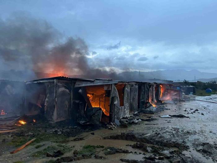 Binlerce İnsanın Konteynerlerde Yaşadığı Deprem Bölgesine Elektrik Tesisatı Uyarısı