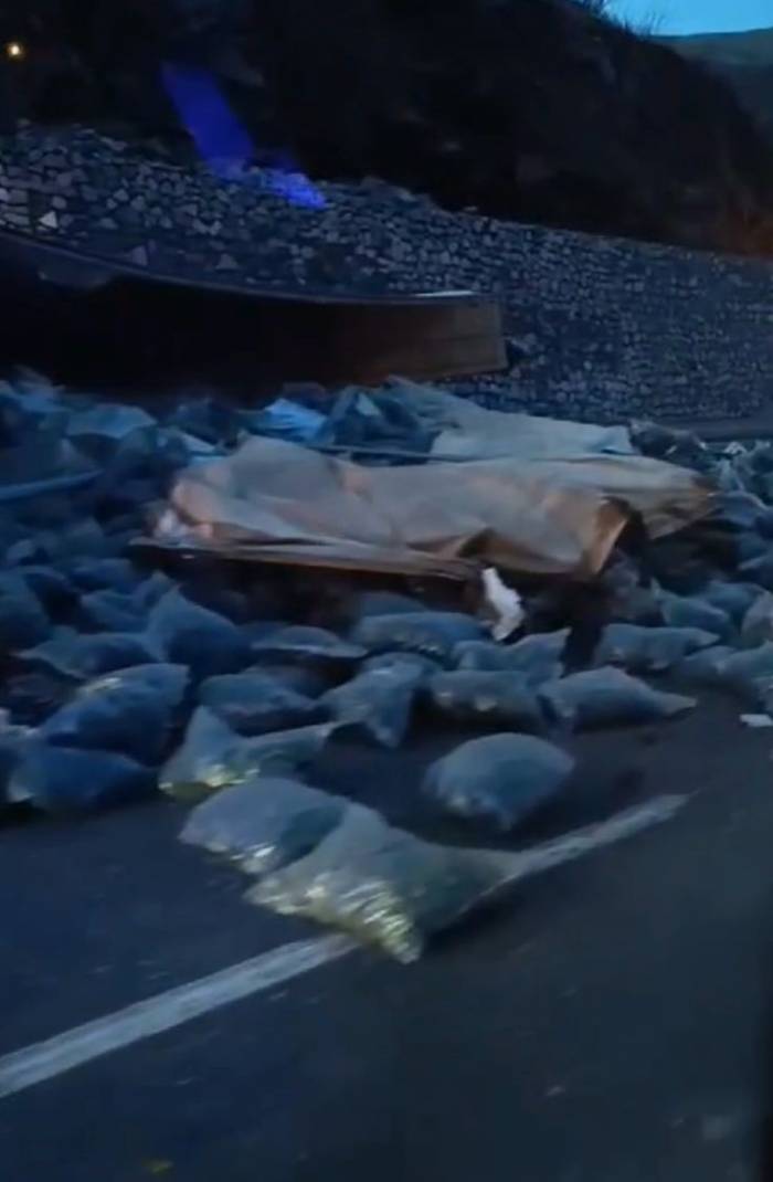 Elazığ’da Kömür Yüklü Tır Devrildi: 1 Yaralı