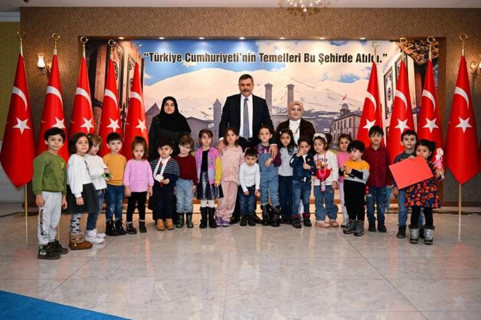 Vali Çiftçi’den Çocuklara Sürpriz