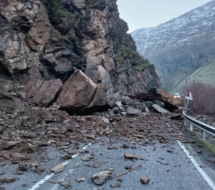 Hakkari Çukurca Yolunda Heyelan, Yol Ulaşıma Kapandı