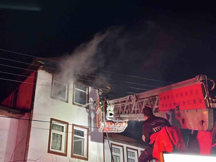 Bacadan Çıkan Yangın İki Katlı Binanın Çatısını Kullanılamaz Hale Geldi
