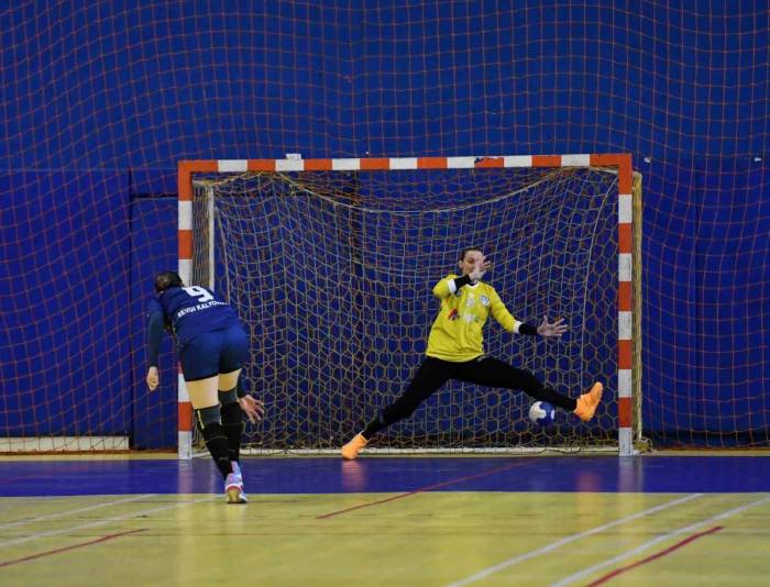 Mavi Kelebekler Zirveye Demir Attı