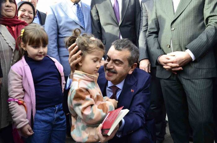 Bakan Tekin: "Tatilde Çocuklarımızın Yanında Dijital Bağımlılıklarımızdan Vazgeçelim, Onlarla Vakit Geçirelim"