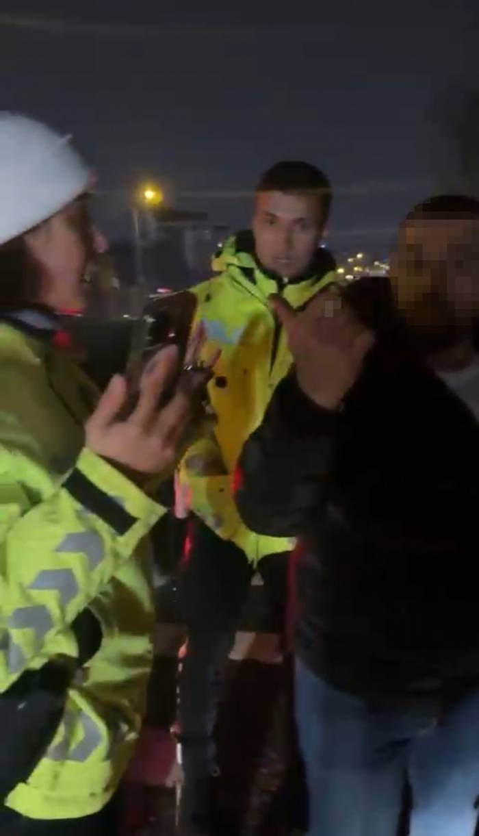 İstanbul’da Taksici Ortalığı Birbirine Kattı: Ehliyetini Vermeyip Polise Direndi