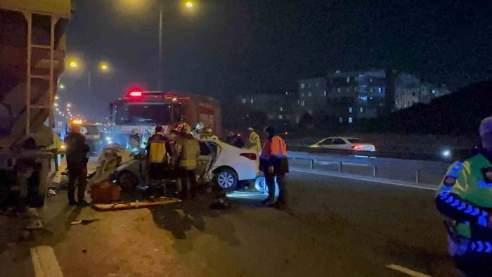 Sultangazi’de Makas Atan Araç Yol Kenarındaki Dampere Çarptı: 1 Ölü, 2 Yaralı
