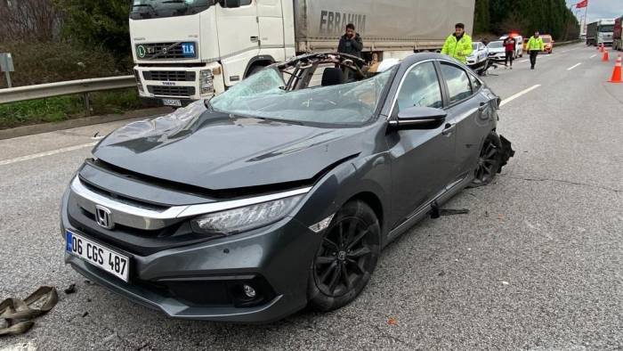 Tem’de Tıra Çarpan Otomobilin Tavanı Koptu: 3 Yaralı