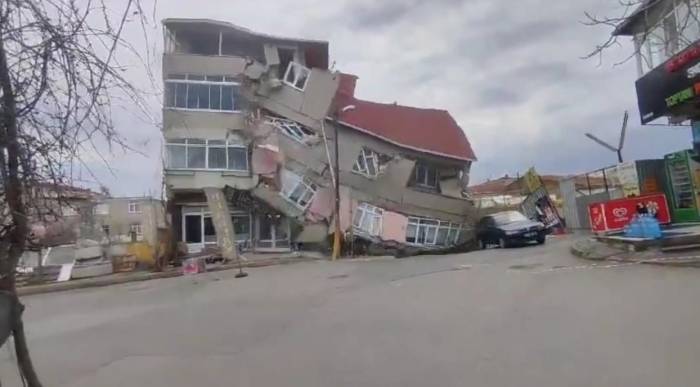 Ümraniye’de Metro Hattında Çökme: 2 Bina Çöktü